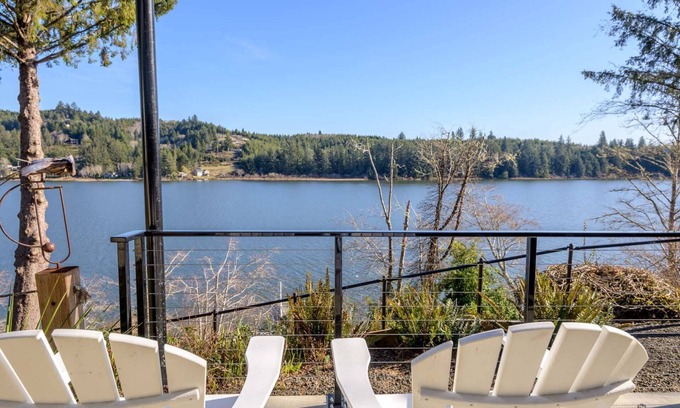 Dunes City Maison | New Listing Fabulous Lakefront Home on Siltcoos Lake, Private Dock, Hot Tub, Kayaks, BBQ