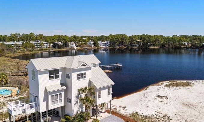 Dune Allen Beach Appartement | New Listing! Gulf and Lake Views! Private Dock! Beach Access Just Across the Street! Bikes!