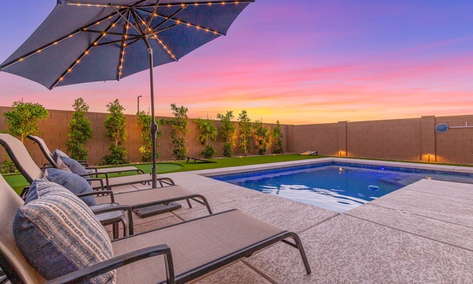 Desert View Maison | New Listing! Heated Sparkling Pool, Fast Wifi, King Bed, Putting Green!