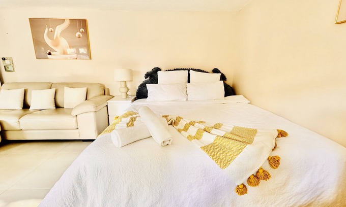 Burwood East Maison | New listing: Near deakin, tram station and Kmart cozy brand new studio