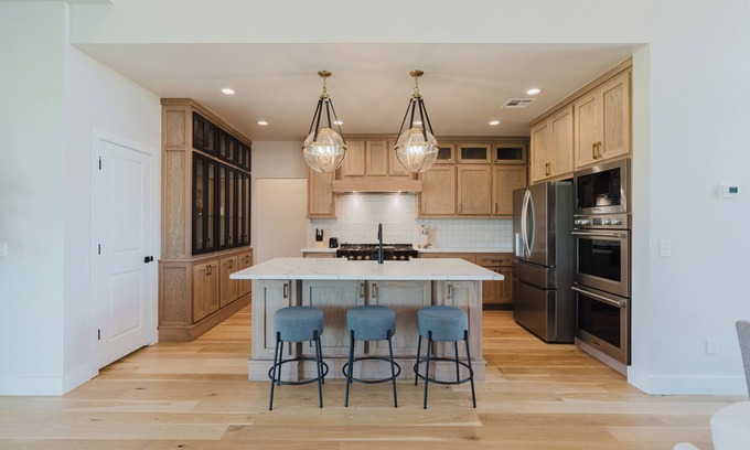 Wheatland Maison | New Listing! New spacious 6-bedroom in Norman!