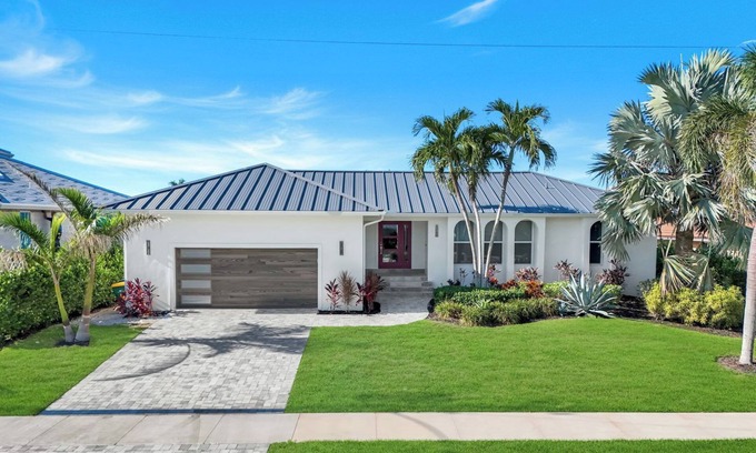 Marco Island Maison | New Listing! Recently updated waterfront 3-bedroom home with heated pool