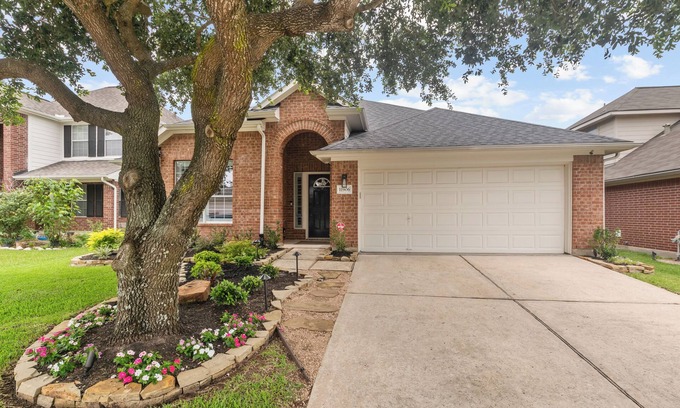 Tomball Maison | NEW LISTING - Refined Comfort Meets Pet-friendly Backyard Serenity
