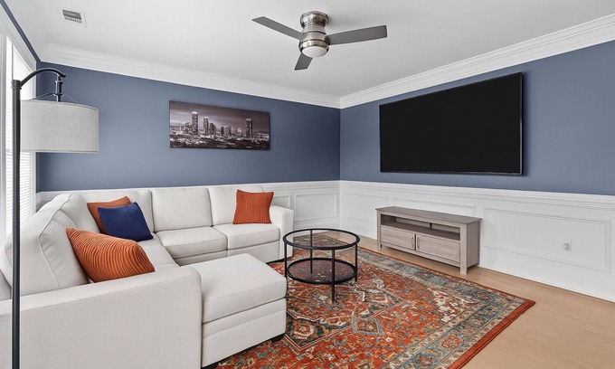 Paw Creek Maison | New listing, Remodeled! Stylish 3BR Airport 2 mi, Uptown 9 min + Free Parking