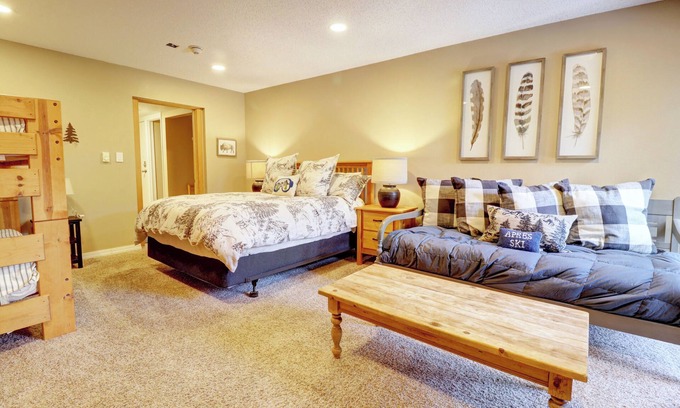 Copper Mountain Hôtel | New Listing! Ski in/out Center Village Hotel Room Lots of bedding CM217