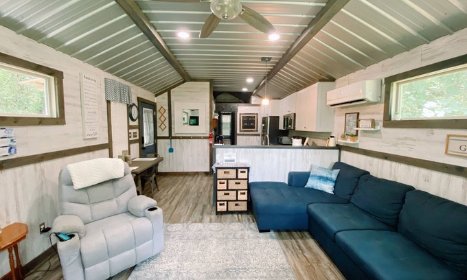 Scottsboro Maison | NEW LISTING! Spacious Tiny Home Near Lake - Jacuzzi + Covered Boat Parking