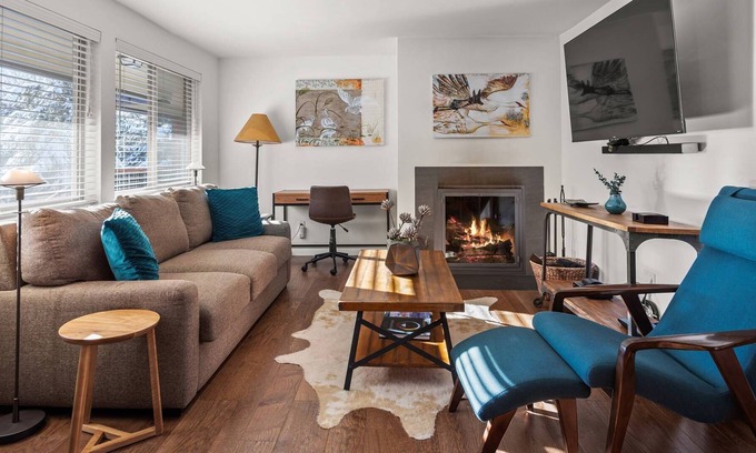 Aspen Copropriété | New Listing! Stylish & Convenient Aspen Rental. Wood FP, Heated Outdoor Pool. 3 Blks To Town/Lift