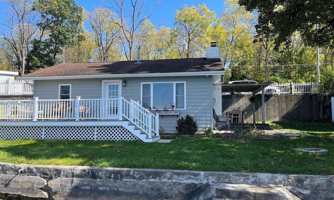 Livonia Center Maison | NEW LISTING - Super 2 bedroom home with 72’ of Conesus lakefront