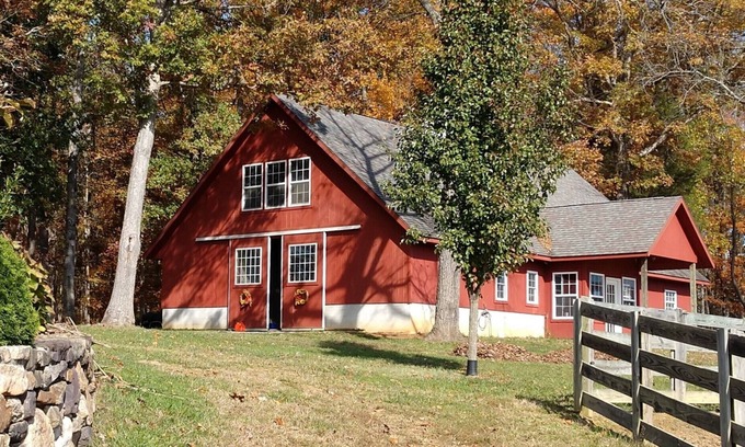 Lexington Appartement | New loft apartment in a working horse barn. Minutes from Lexington and the VHC.