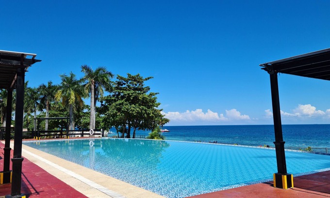 Lapu-Lapu Copropriété | Lux. 2 BR Condo- Plage + 4 piscines - vue mer époustouflante