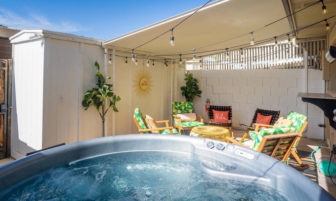 Casa Granada Townhouses Maison | New! Luxe, 3 King Beds, Hot Tub, Walk to Old Town! Views of Camelback Mountain!