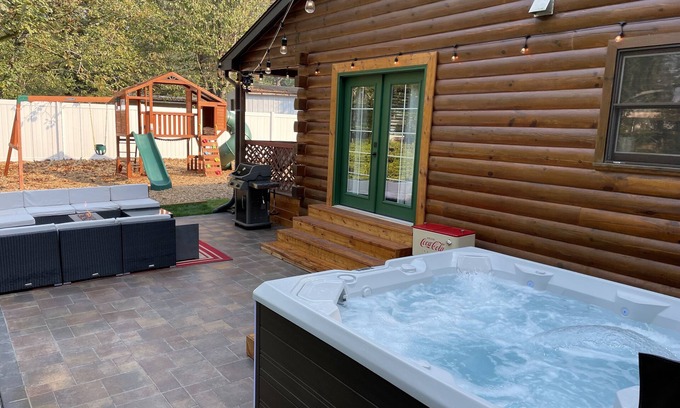 May Creek Cabine | NEW! Luxury beautiful cabin with New Hot tub and🏔