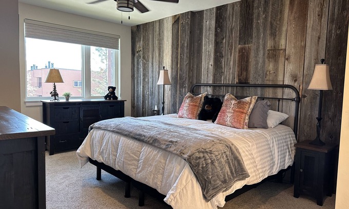Dillon Copropriété | Beautiful Luxury Condo: 2 Masters, heated garage, Mins to Ski, Walk to Concerts