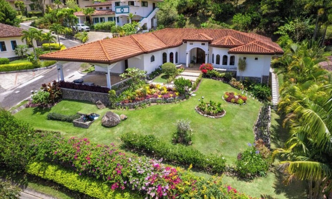 Boquete Maison | NEW! Luxury Home in 5-Star Resort Walk to Town King Garden Foosball