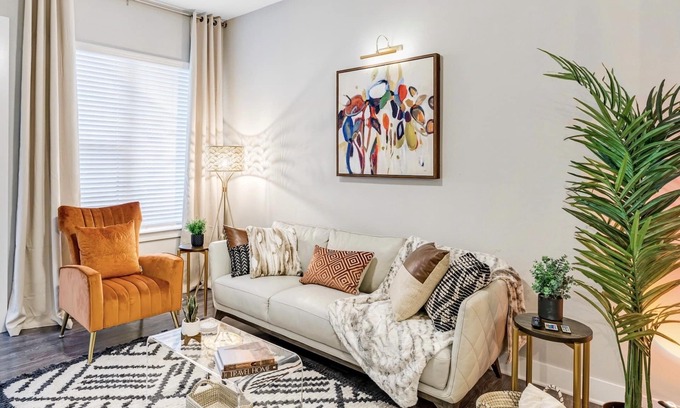Las Colinas Appartement | ⭐️New⭐️ Luxury King Suite Near Airport | Lake View | Fast WIFI | FREE Parking