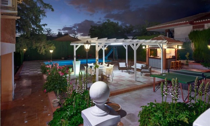 Barrio de la Vega Villa | NOUVEAU VILLA DE LUXE C & C. PISCINE PRIVÉE, JARDIN ET BARBECUE.