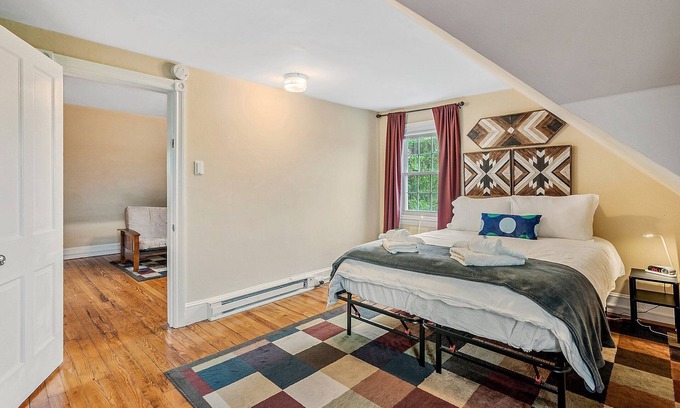 Bryn Mawr Maison | NEW - Mainline Train, Colleges, Hospital