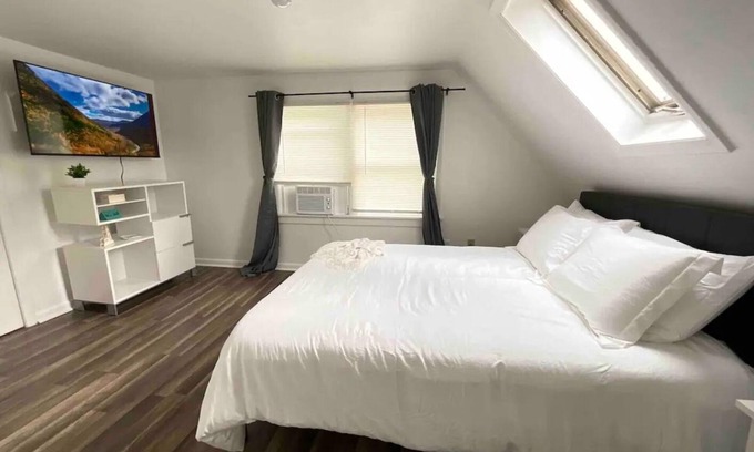 Hooksett Appartement | NEW - Mins to Concord/ Manchester NH - River Views - Private Porch Pet Friendly