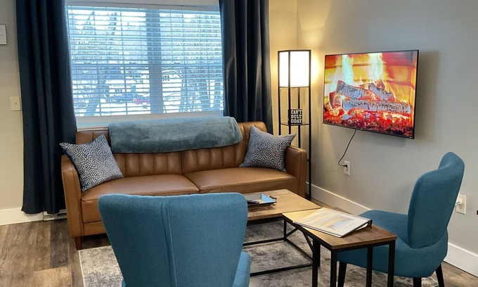 Suncook Appartement | NEW - Mins to Manchester /Concord - Riverfront - Pet Friendly - Yard Space - Mtn