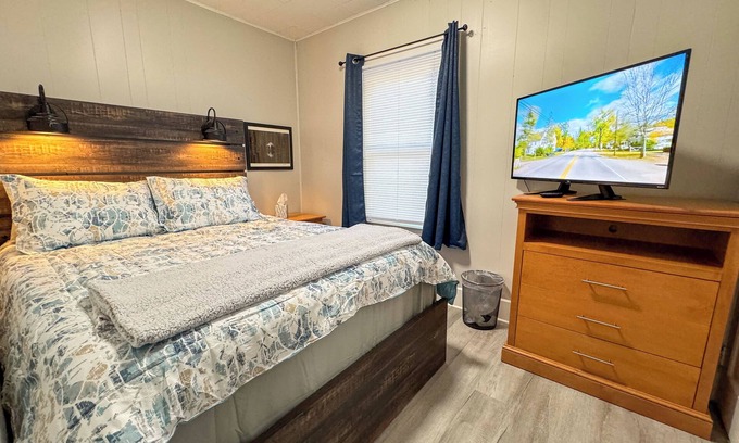 Hudson Appartement | NEW - Mins to Nashua NH and Lowell MA - Queen Size Beds - W/D - Pet Friendly