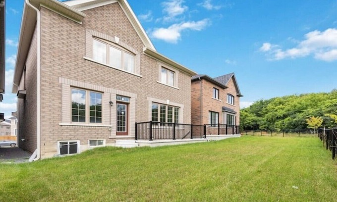 Whitby Appartement | New Modern 2BR, Back Garden: Near Plazas, River, Parks! Whitby