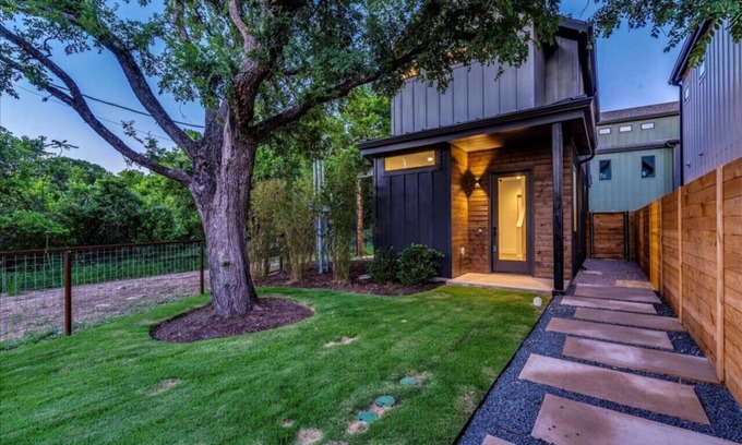 MLK Maison | **New Modern 2BR Home in Austin's East Side - Sleeps 5**