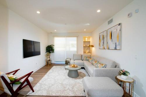 Larchmont Appartement | New Modern 3BR 3BA Apt in Central Los Angeles with Rooftop & Parking