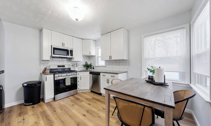 Parma Maison | NEW Modern 4-Bedroom Home with Arcade Games – Near Downtown Cleveland & Airport!