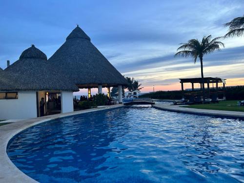 Boulevard Barra Vieja Maison | New Modern Acapulco Diamante House Getaway with Pool View and Beach Club