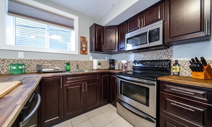 Northwest Edmonton Maison | NEW! Modern and Spacious Basement suite w Walk out.