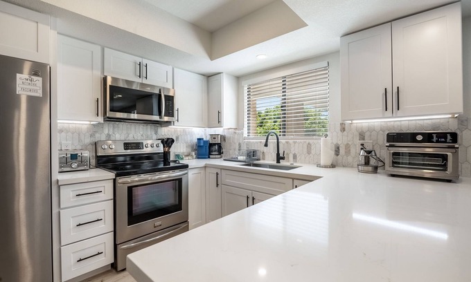 Camelback East Appartement | New Modern Apartment in Biltmore, short vacation or long stay, pet friendly!