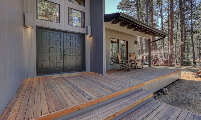 Black Butte Ranch Maison | NEW - Modern Black Butte Ranch Getaway - 3BR w/ Game Room and Hot Tub