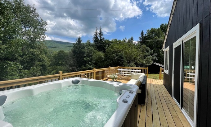 Denver Cabine | NEW Modern Catskills Cabin w/ HOT TUB & views