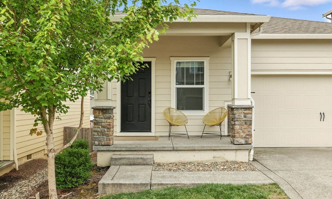 La Center Maison | NEW Modern & Comfortable LaCenter home close to Dining & Shopping