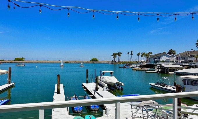 Discovery Bay Maison | NEW + MODERN Delta Family Oasis-Across from boat launch, 5 mins to fast water!