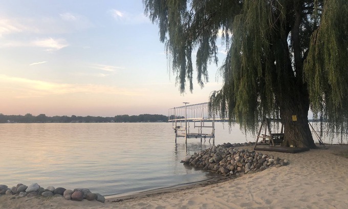 Shelbyville Maison | New Modern, Lake Front House - Gun Lake. Sandy beach property!