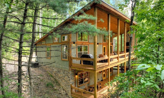 Cherry Log Cabine | NEW! Modern Rustic in Aska Adventure Area. Hot Tub! Pet Friendly!