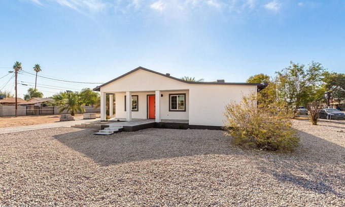Avondale Maison | NEW! Modern Style Home with Fire Pit + BBQ Grill -12 min from State Farm Stadium