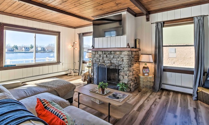 Quad Cities Cabine | NEW! Moline Riverfront Cabin w/ Fire Pit & Kayaks!