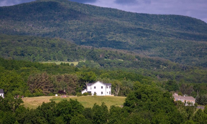 Cornwallville Maison | NEW Mountain View 6BR: Hot Tub, Pro Photos Coming!