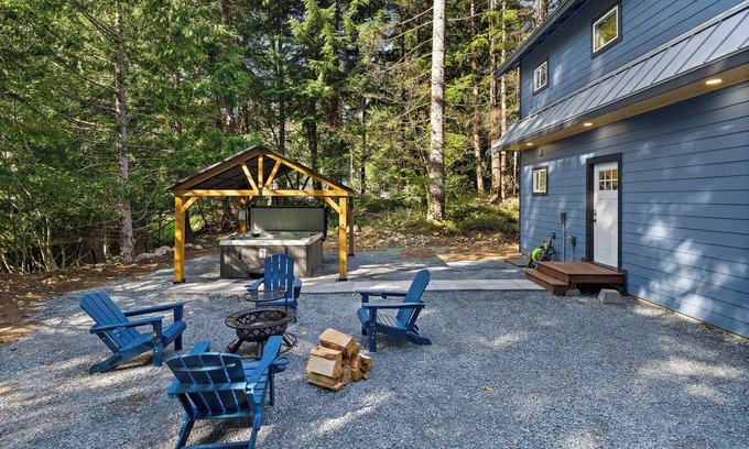 Paradise Estates Cabine | New Mt. Rainier Cabin-Hot Tub-WiFi-Fireplace