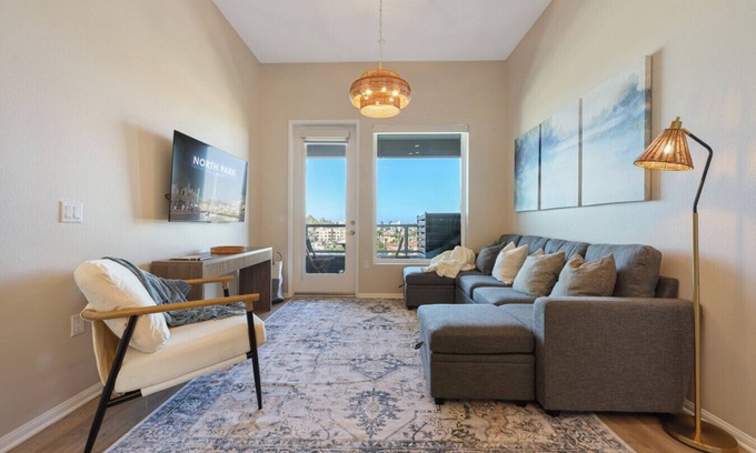 North Park Appartement | New N Park 2br Penthouse ~King Beds~Work Spaces~Views~Parking!
