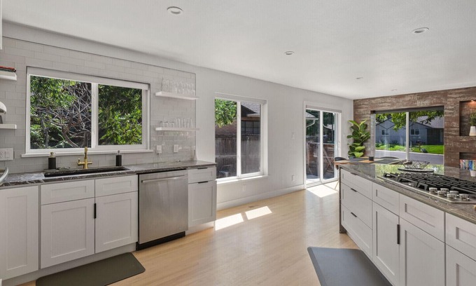 Southeast Maison | New | Near DU | Renovated Home | KING Bed|Fire Pit