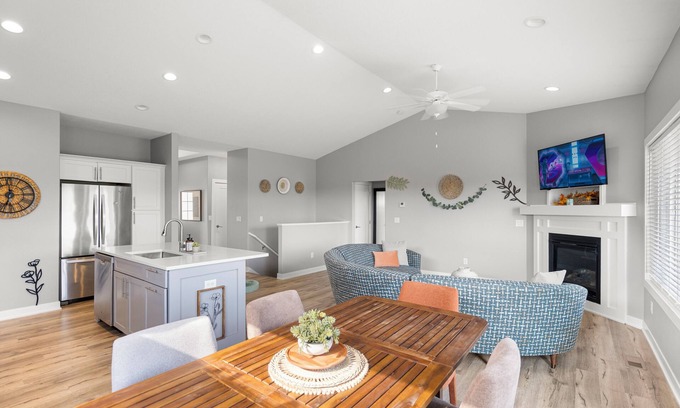 Waukee Maison | New Neoteric Neighborly Notable Spacious 5-bedroom House w/3 Car Garage & Pool