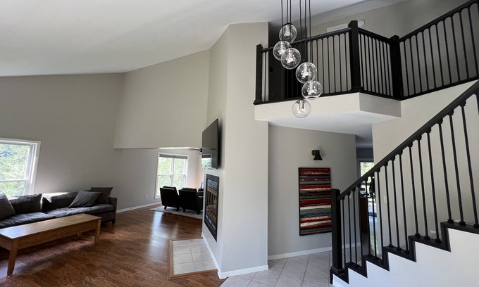 The Galena Territory Maison | New on the market. Updated 5 bedroom modern home new on the market.
