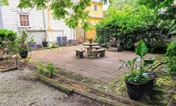 Lower Garden District Copropriété | New Orleans charm, gated parking!