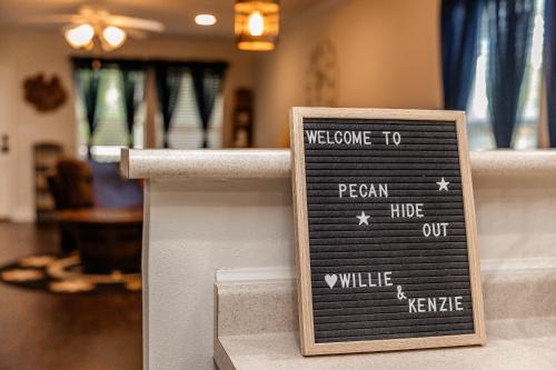 Brenham Maison | New Pecan Hide Out is a Rustic Home with Fire Pit and Tree House