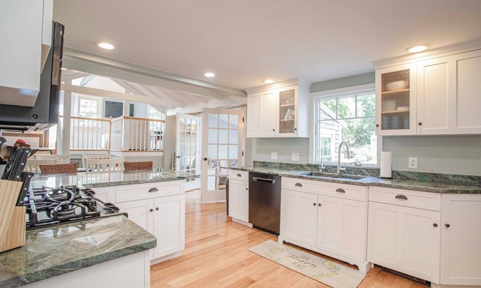 Scituate Maison | New! Perfect Beach Getaway-Sleeps 12, Dog Friendly, 7-Minute Walk to Egypt Beach