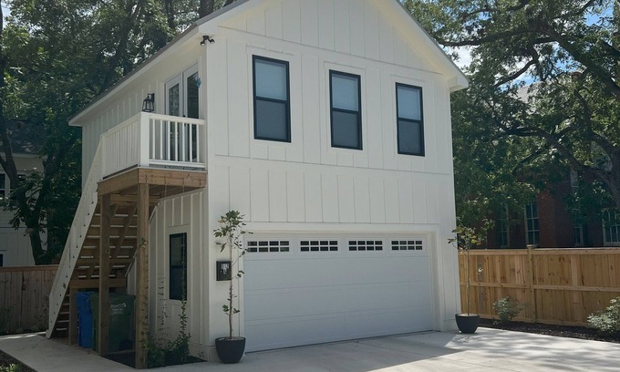 Wilmington Historic District Appartement | New pet-friendly 1BR/1BA Historic District carriage house 4 blocks to riverwalk
