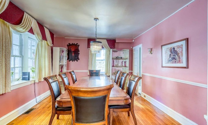 Upper Darby Maison | NEW! Philly Home in Upper Darby w/ Furnished Deck!